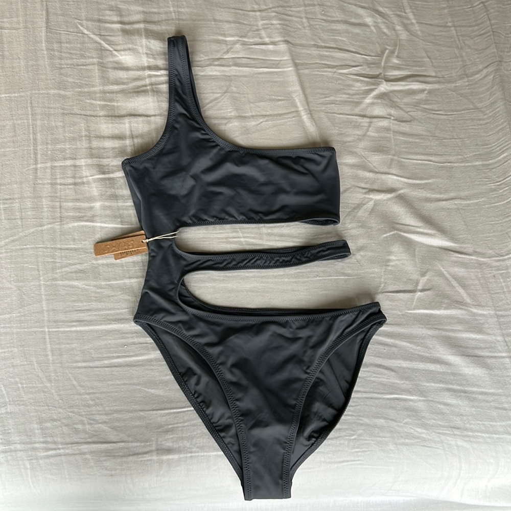 Skims one shoulder monokini